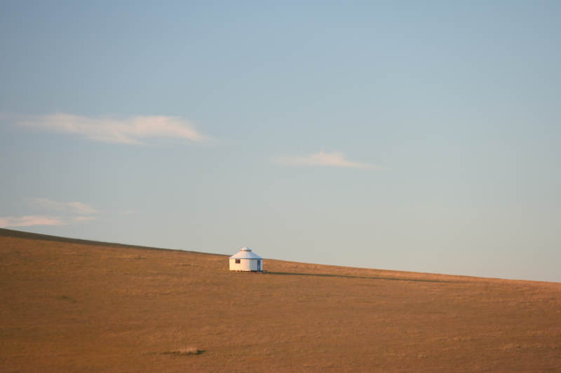 草原上的白色小屋图片