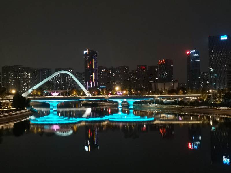 成都交子人行桥漂浮公园夜景图片
