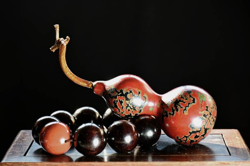 国家非遗产品漆器葫芦与珠串静物图片
