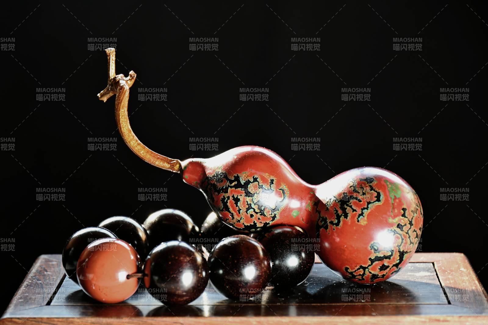 国家非遗产品漆器葫芦与珠串静物图片