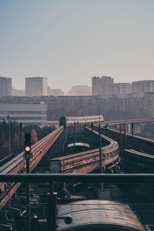 城市轨道晨景图片