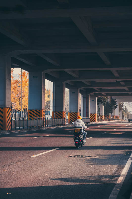 桥下骑行秋色图片