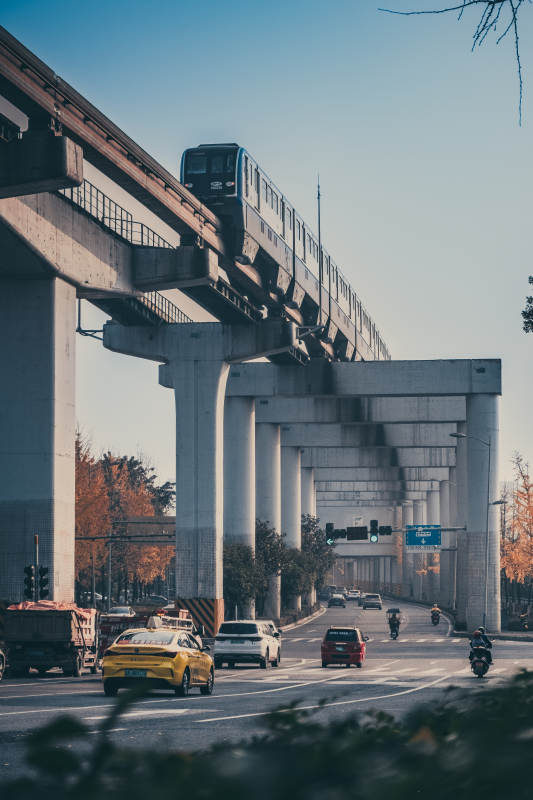 高架轻轨穿城而过图片