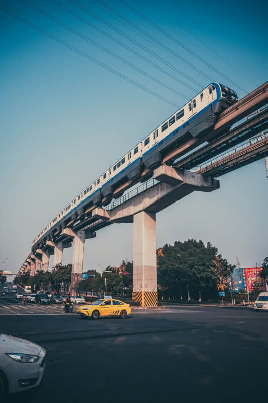 高架轻轨穿城过图片
