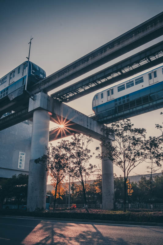 夕阳下的高架轻轨图片