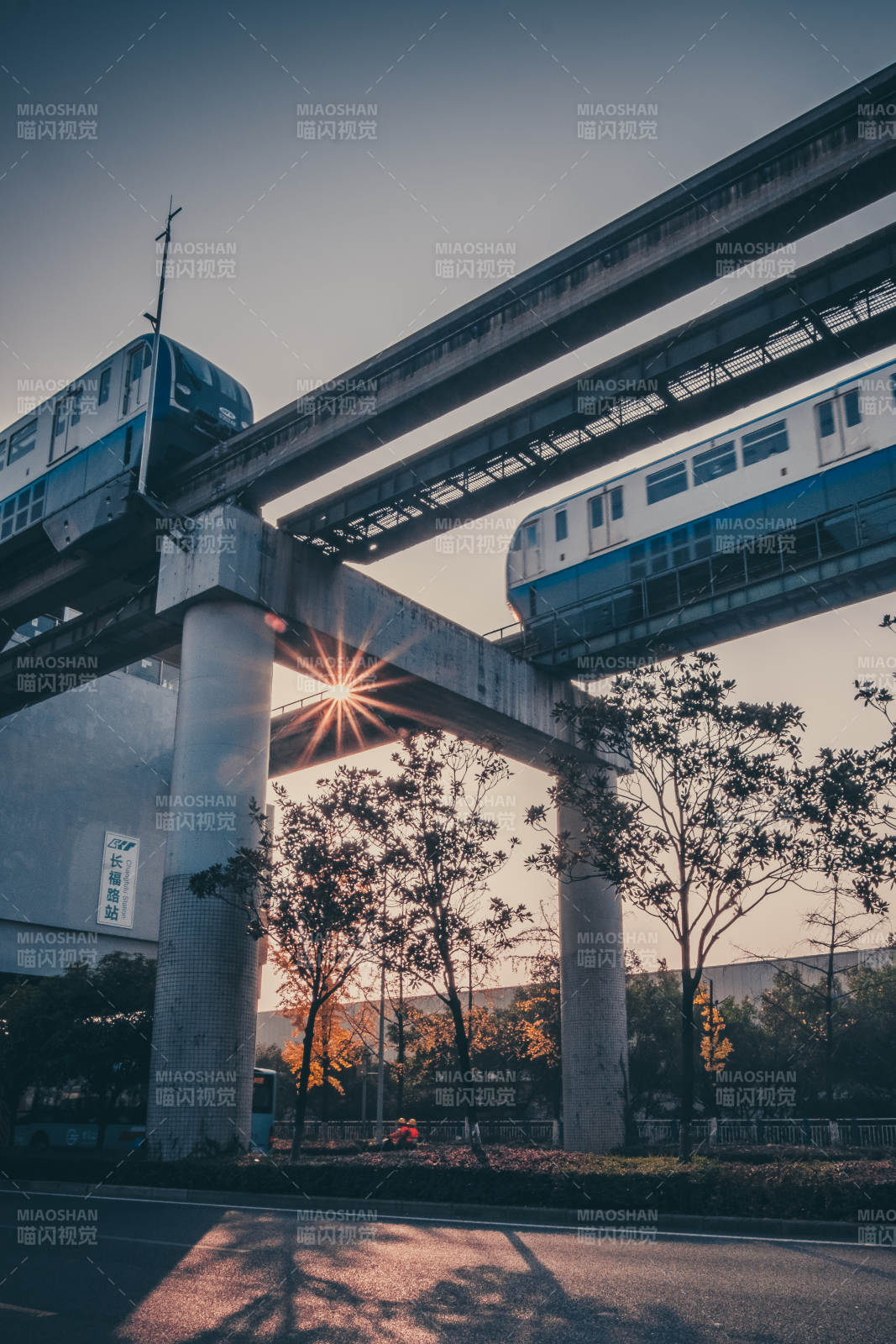 夕阳下的高架轻轨图片