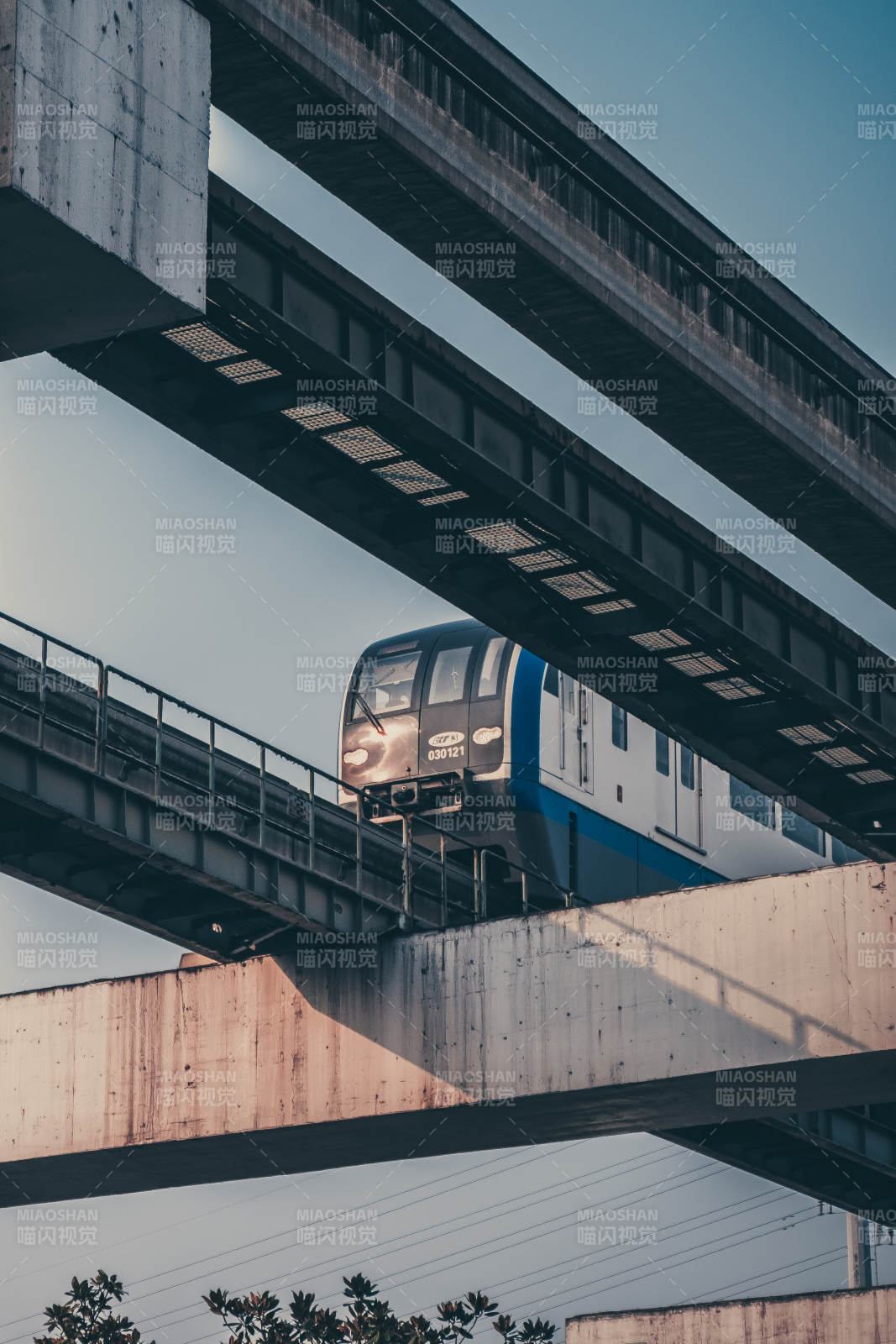 高架列车穿行图片