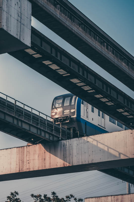 高架列车穿行图片