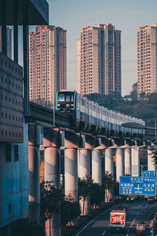 城市轻轨穿行图图片