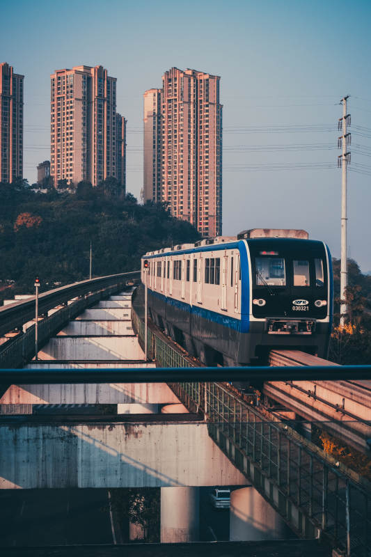 城市轻轨穿行图图片