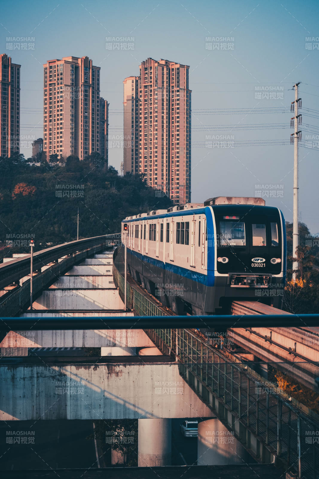 城市轻轨穿行图图片