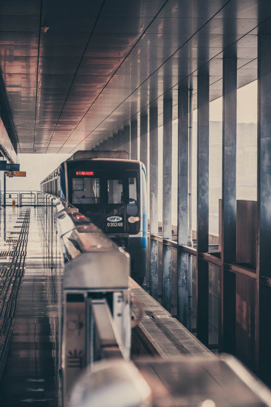 地铁进站瞬间图片