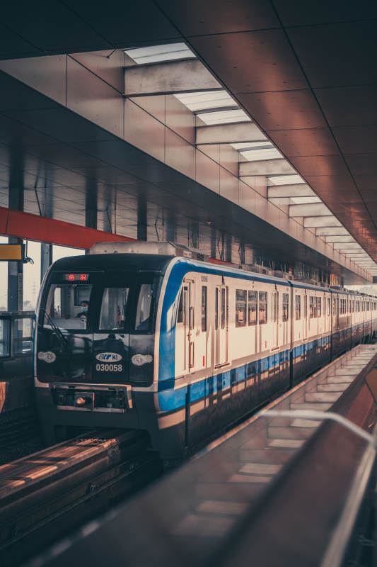 地铁进站瞬间图片