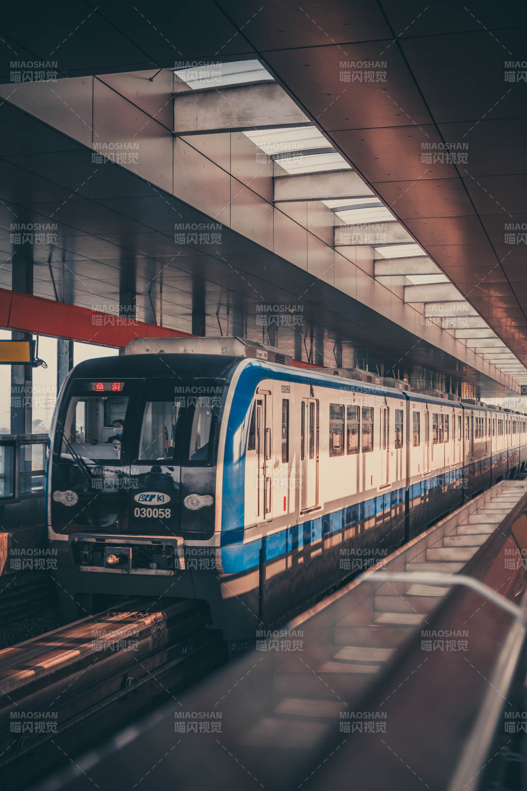 地铁进站瞬间图片