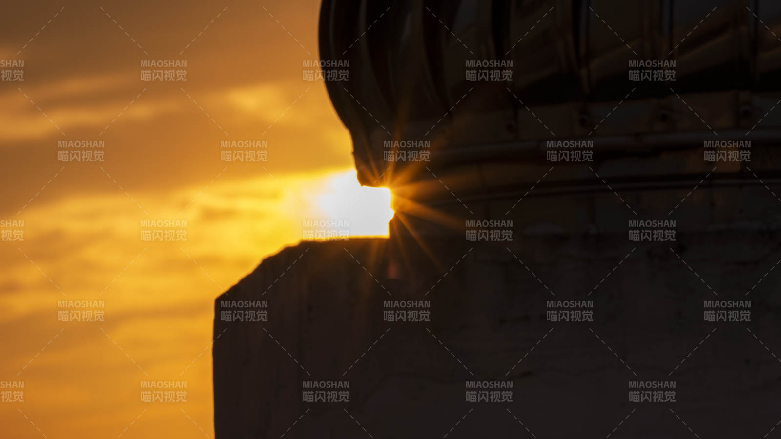 北京夕阳映穹顶图片