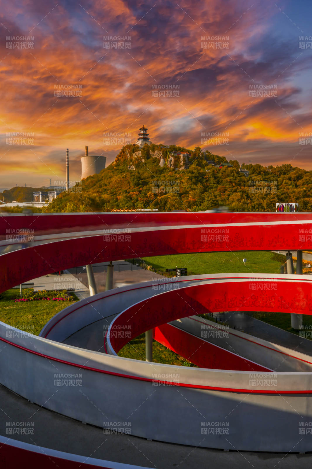 冬奥之环与功碑阁的晚霞之约图片