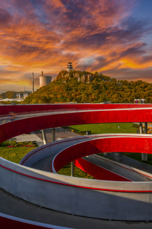 冬奥之环与功碑阁的晚霞之约图片