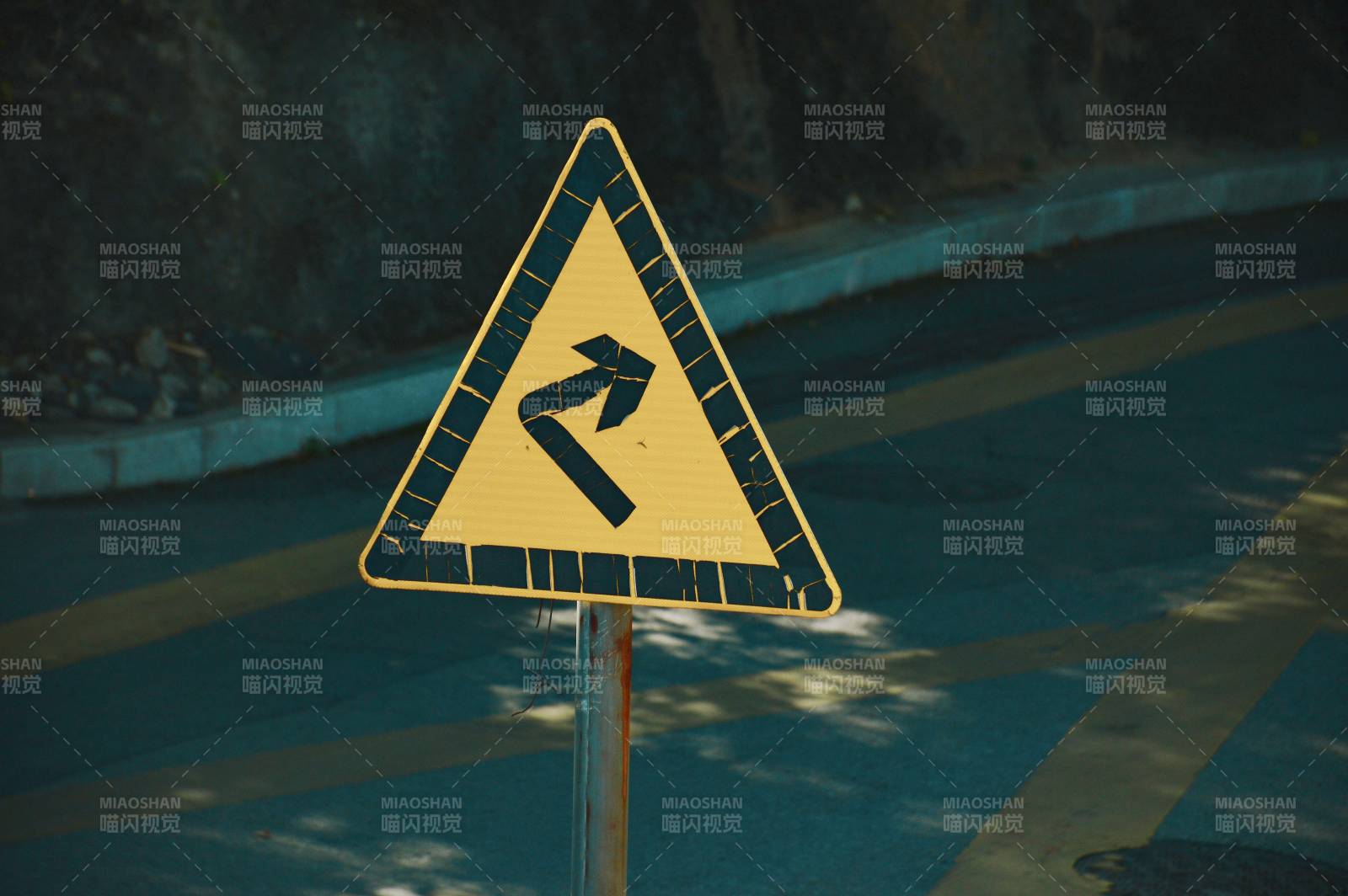 弯道警示标志图片