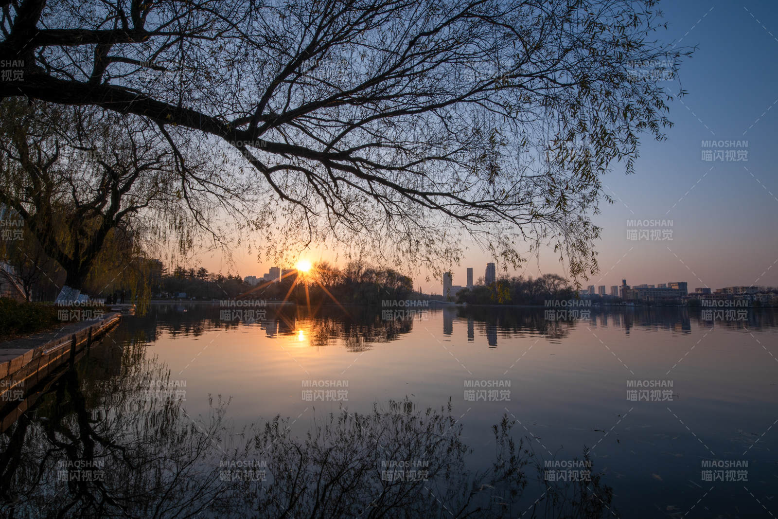 湖畔日落静谧美图片