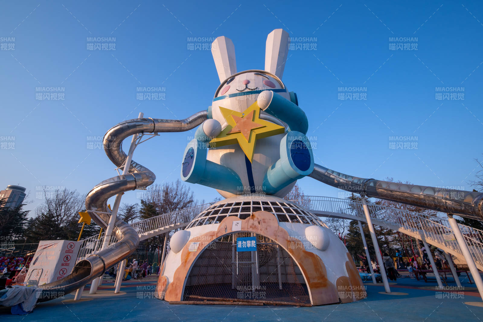 莱西月湖公园兔形游乐设施图片