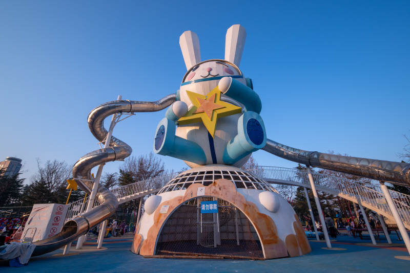 莱西月湖公园兔形游乐设施图片