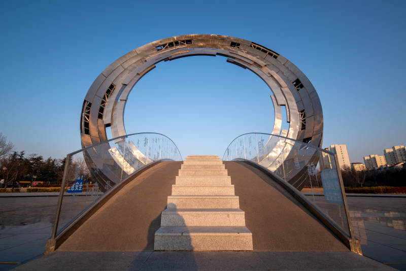 莱西月湖公园环形雕塑图片