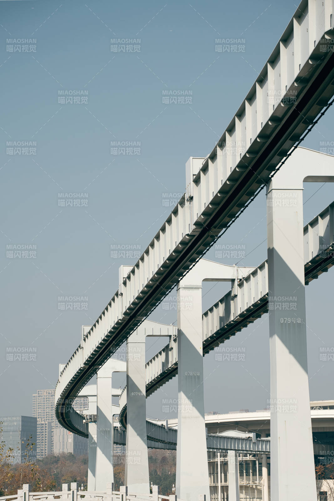武汉空轨高架轨道延伸天际图片