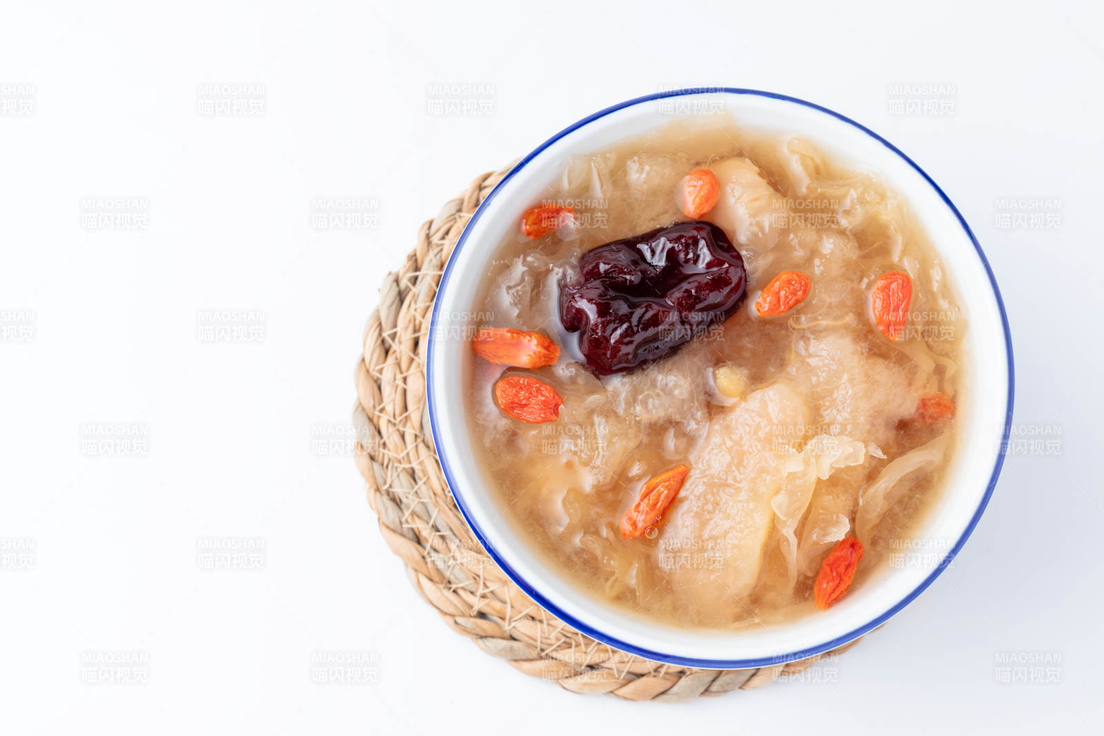 银耳红枣羹图片