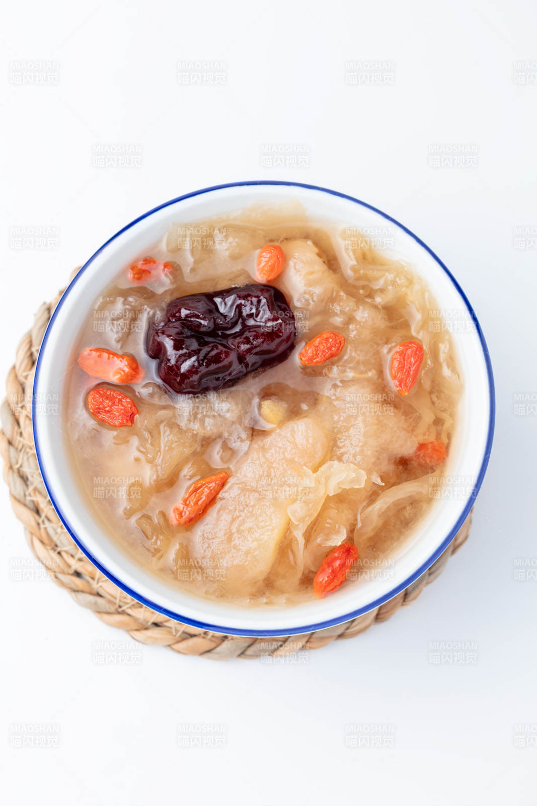 银耳红枣羹图片
