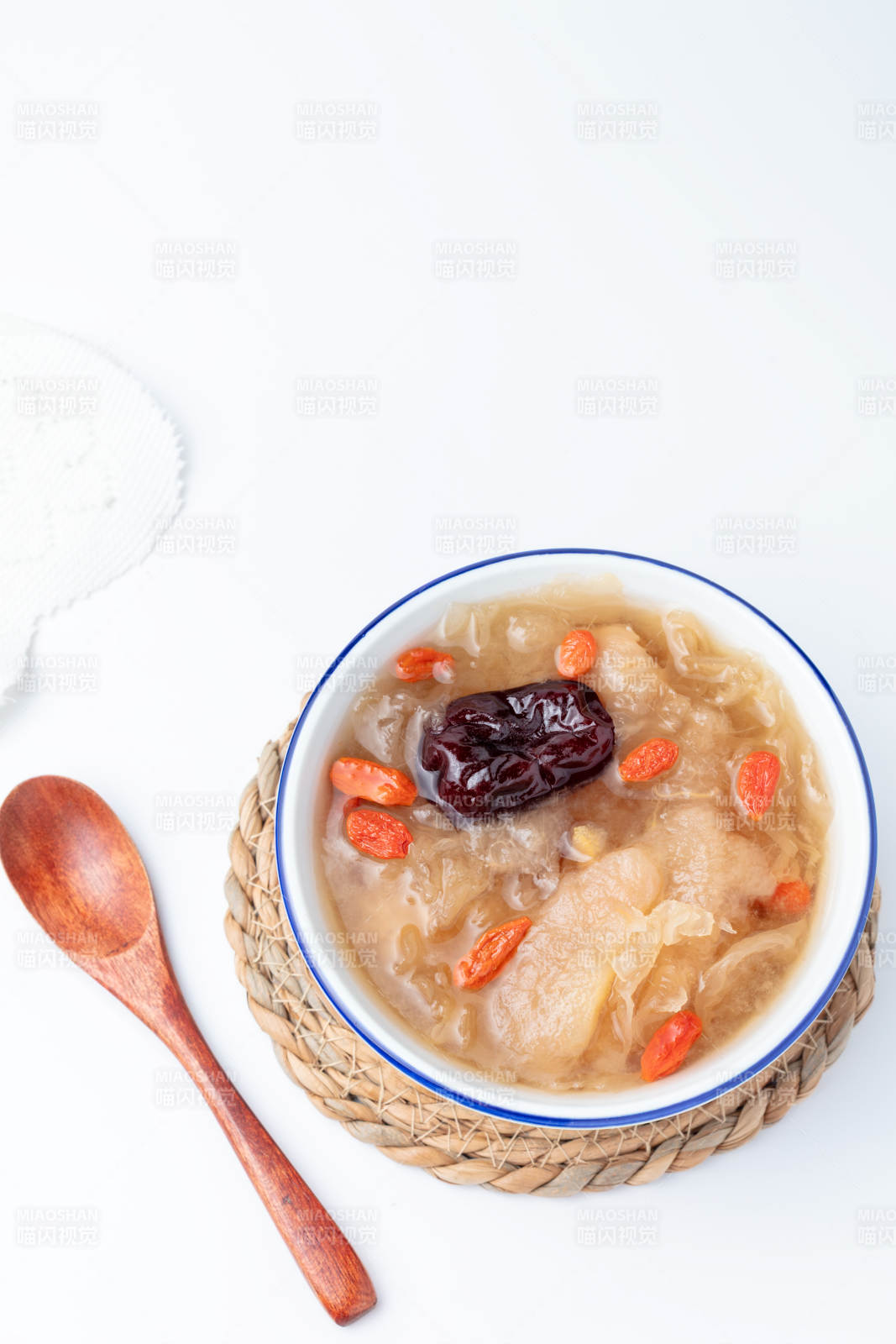 银耳红枣羹图片