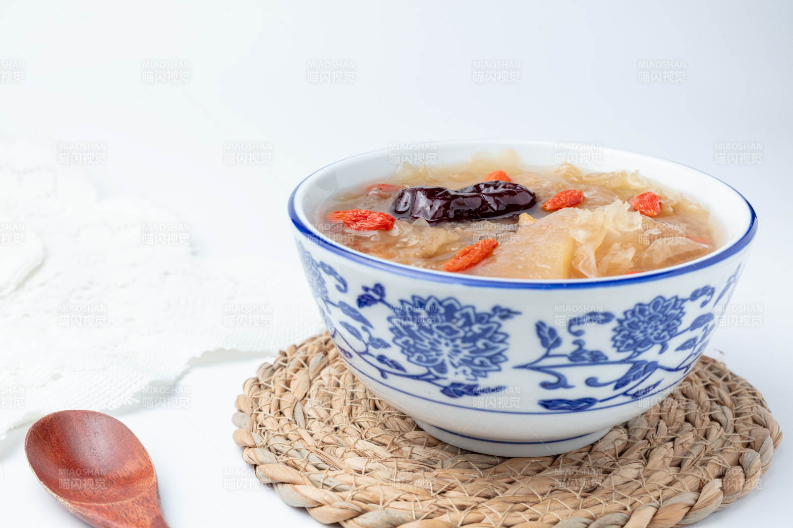 银耳红枣汤图片