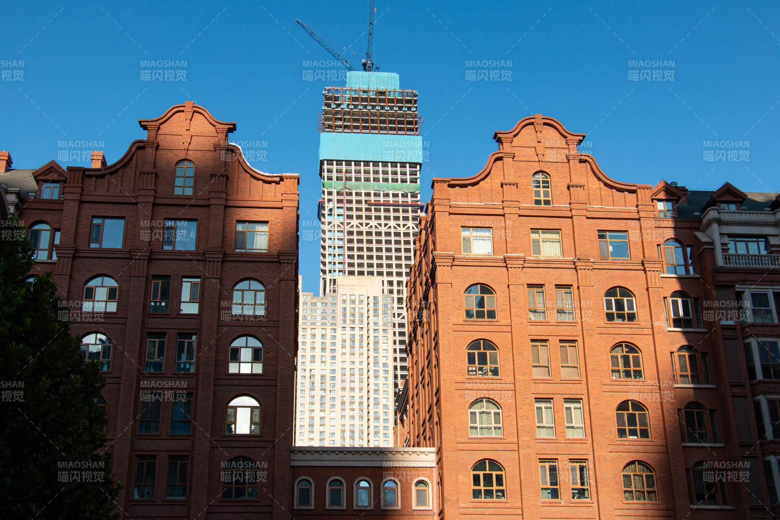 天津泰安道五大院红砖楼与高楼对比图片