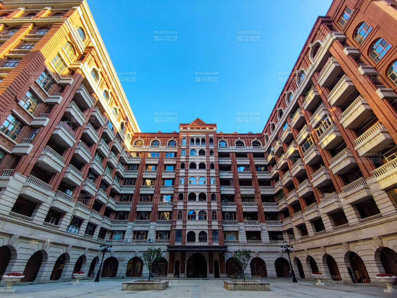 天津泰安道五大院红砖建筑庭院风光图片