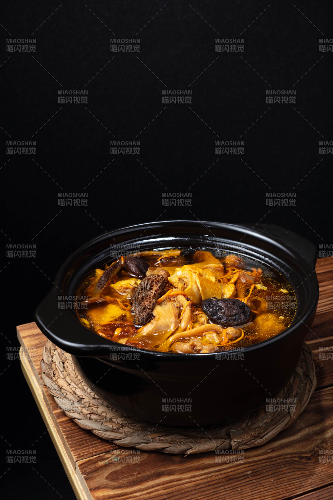 滋补菌菇炖鸡汤图片