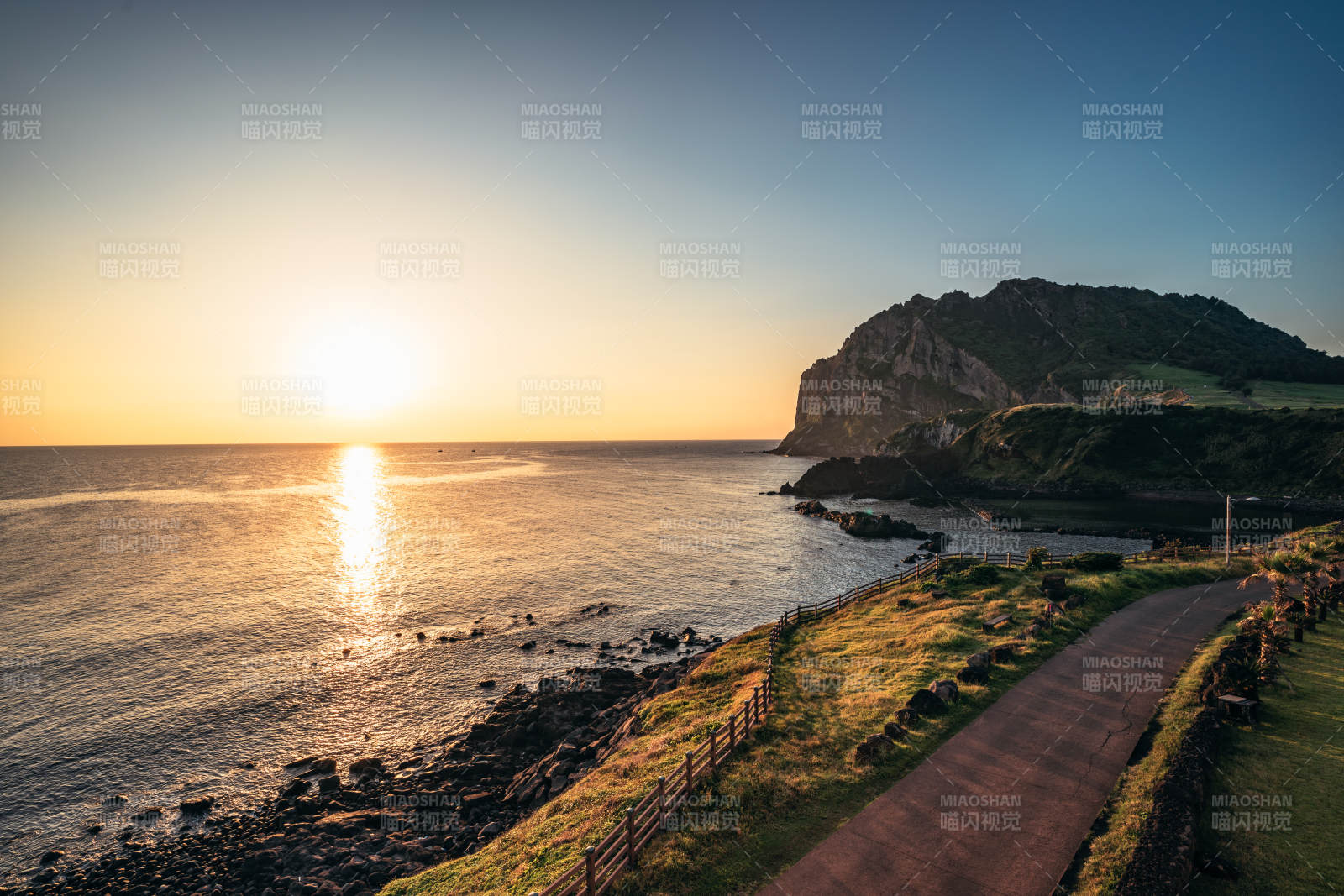 韩国济州岛城山日出峰海岸小径日出图片