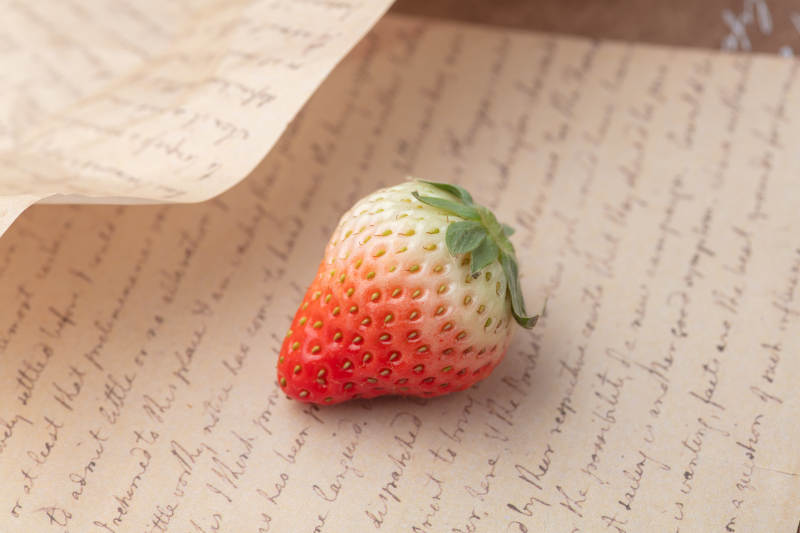 草莓静置于信笺上图片