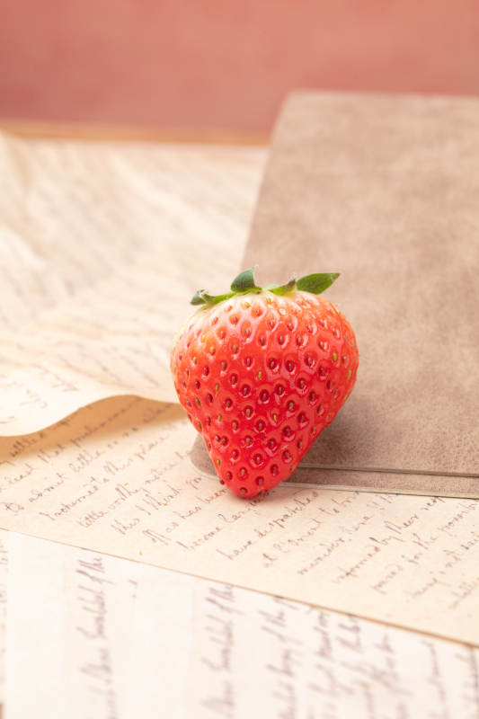 草莓与信笺的静谧图片