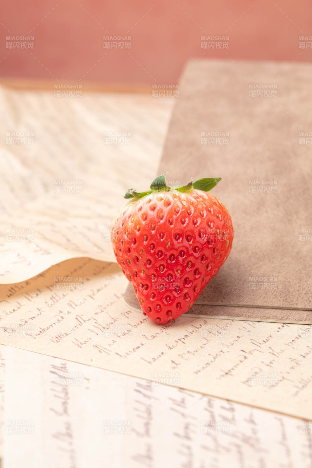草莓与信笺的静谧图片