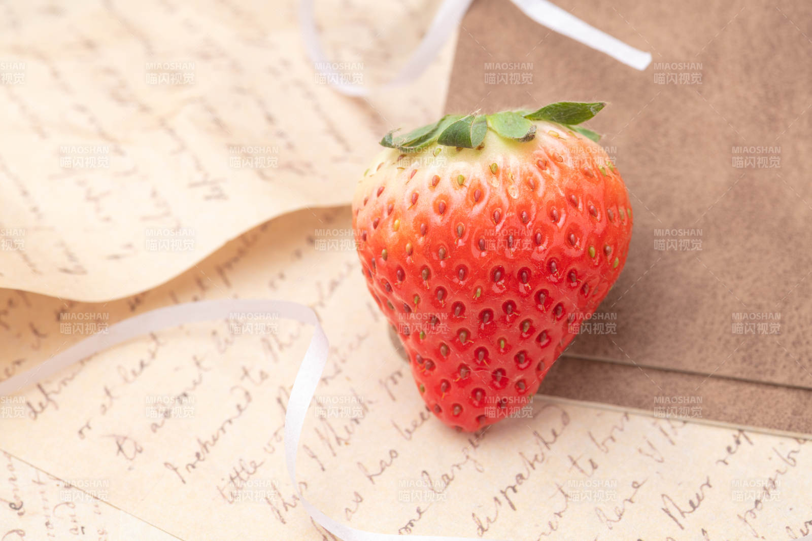 草莓与信笺静物图片