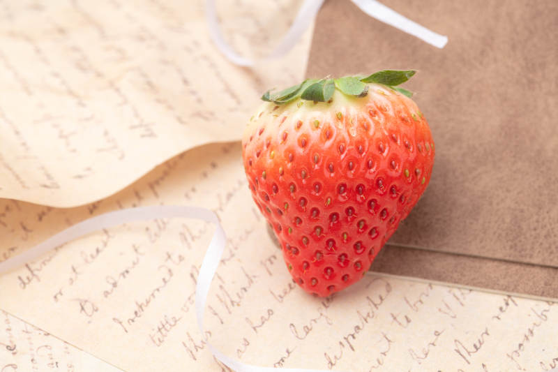 草莓与信笺静物图片
