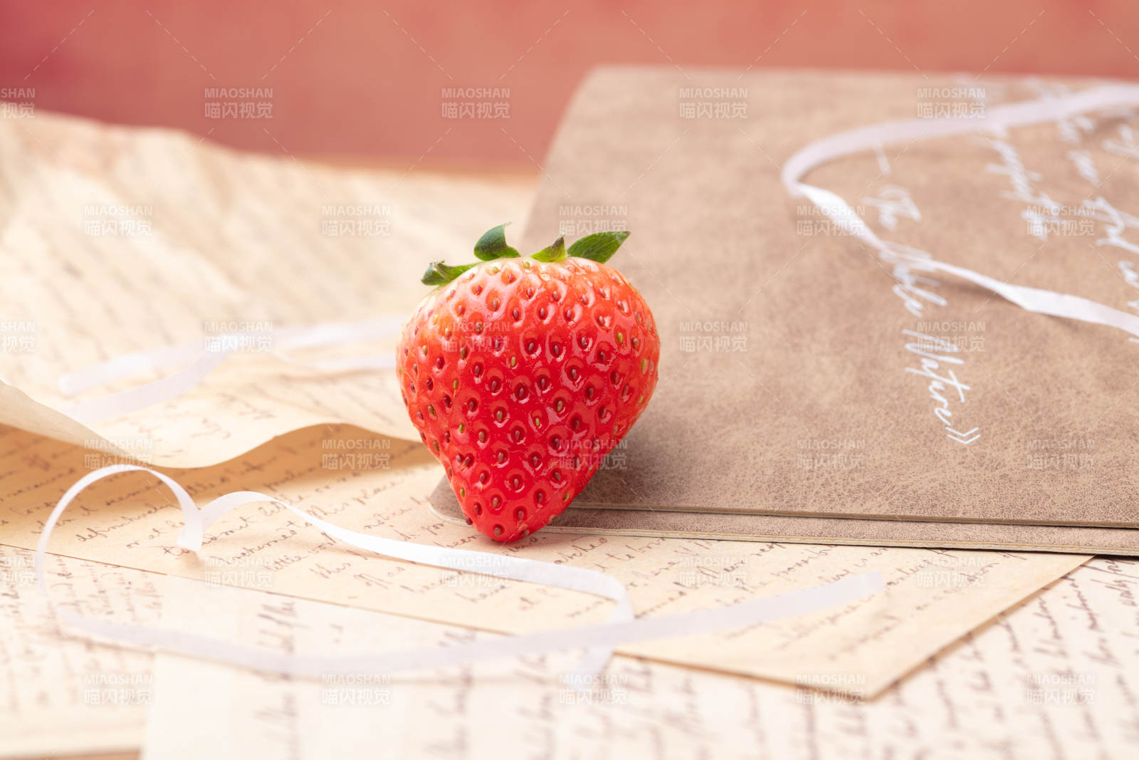 草莓与信笺的静谧时光图片