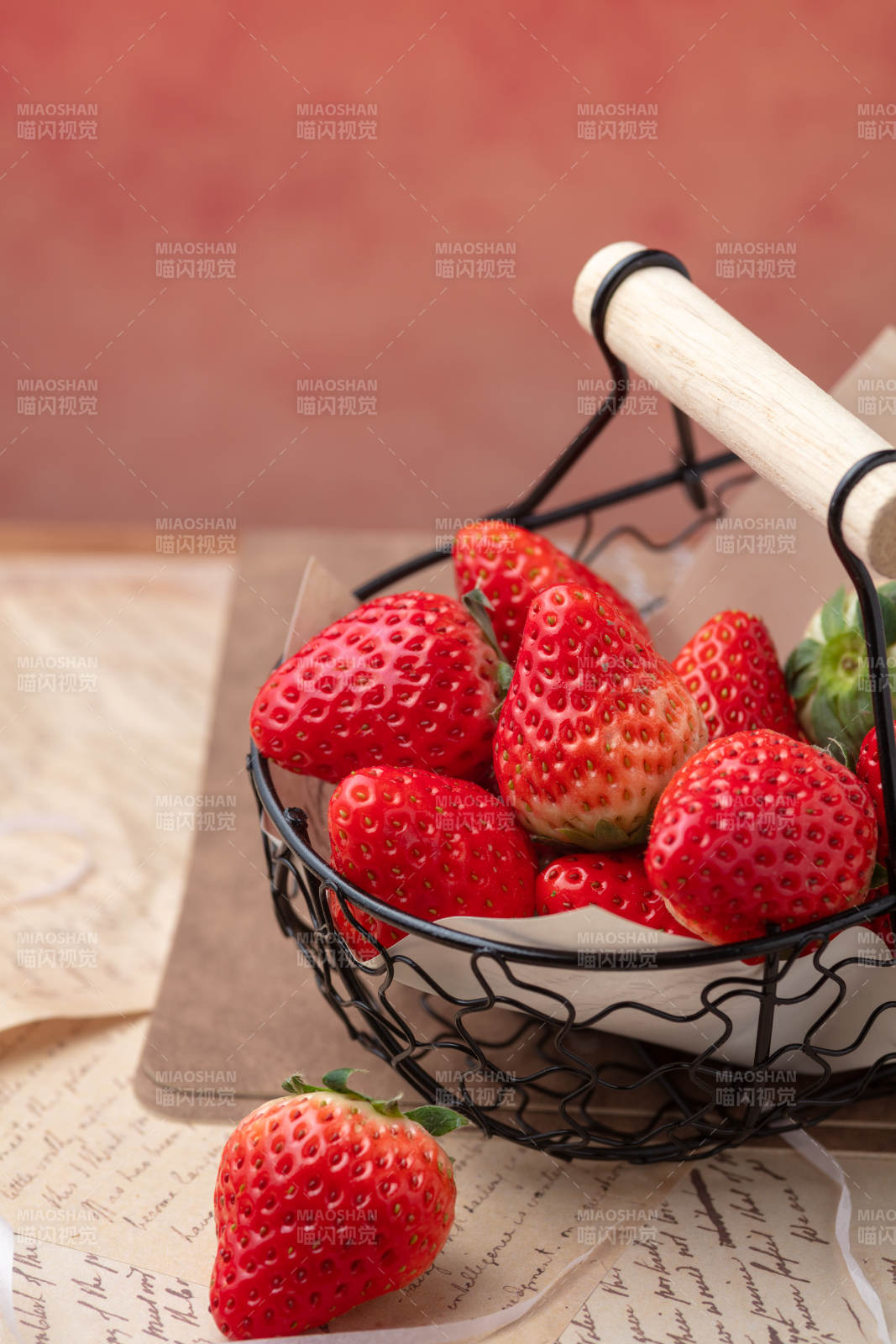 鲜红草莓篮中盛图片