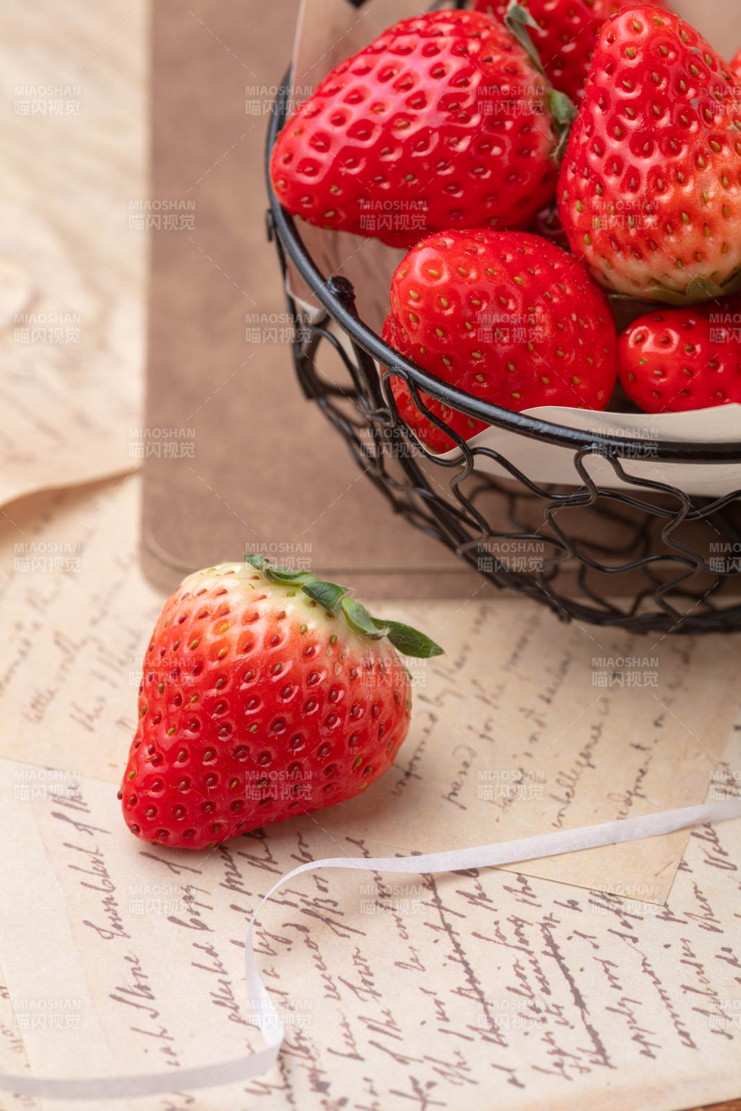 鲜红草莓静物图图片