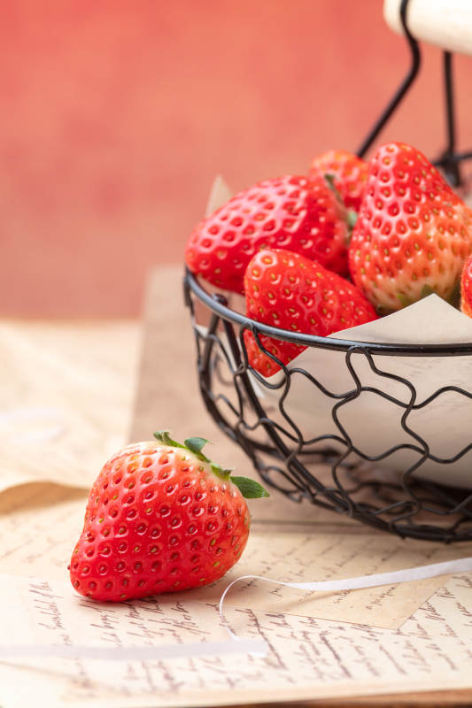 鲜红草莓静物图图片