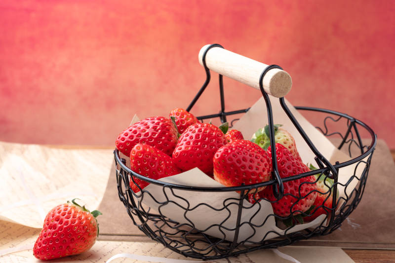 新鲜草莓篮图片
