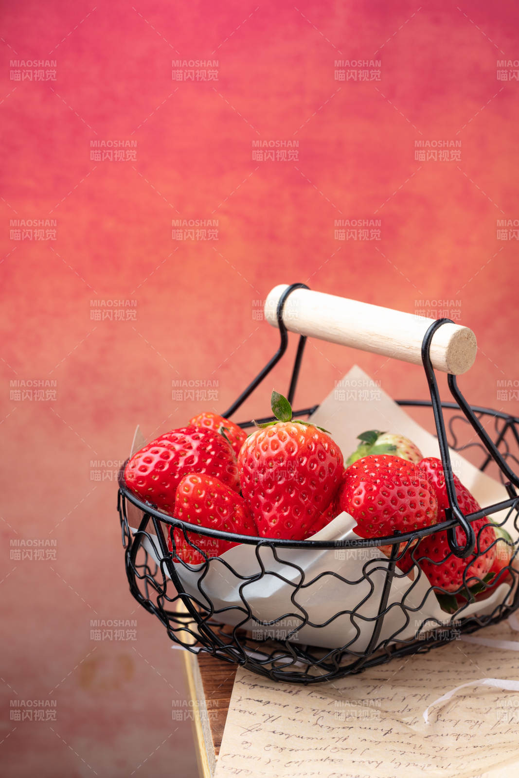 草莓篮子图片
