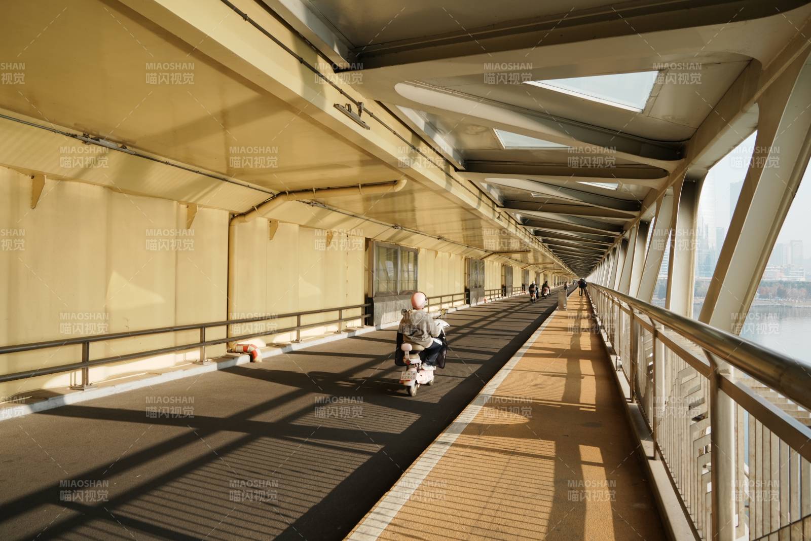 大桥下非机动车道静谧时光图片