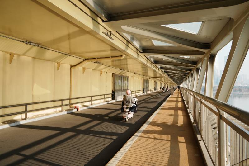 大桥下非机动车道静谧时光图片