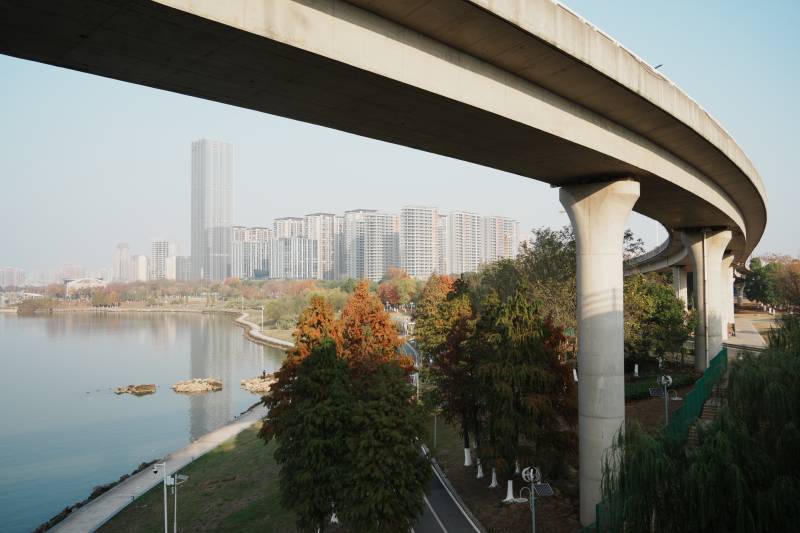 赣江江边城市高架桥图片