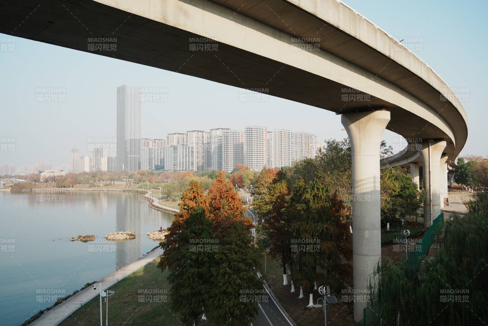 赣江江边城市高架桥图片